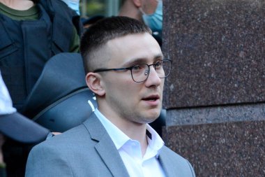 KYIV, UKRAINE - 15 Haziran 2020 - Cinayetle ve yasadışı silah kullanmakla suçlanan Odesa Serhii Sternenko 'nun Aktivist, eski Sağ Sektör lideri, Ukrayna' nın başkenti Kyiv, Shevchenkivskyi Bölge Mahkemesi önünde resmedildi