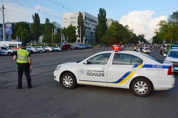 KYIV, UKRAINE - 15 Haziran 2020 - Ukrayna Ceza Kanununun 115-1 'inci maddesi uyarınca öldürüldüğünden şüphelenilen eylemci Serhii Sternenko' nun davasının görüldüğü Shevchenkivskyi bölge mahkemesi dışında polis memurları resmedildi
