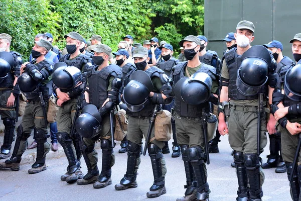 KYIV, UKRAINE - 15 Haziran 2020 - Ukrayna Ceza Kanununun 115-1 'inci maddesi uyarınca öldürüldüğünden şüphelenilen eylemci Serhii Sternenko' nun davasının görüldüğü Shevchenkivskyi bölge mahkemesi dışında polis memurları resmedildi