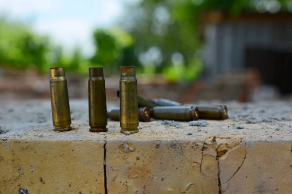 Donetsk Region Ukraine Juni 2020 Leere Maschinengewehrpatronen Einer Ziegelmauer Bereich — Stockfoto