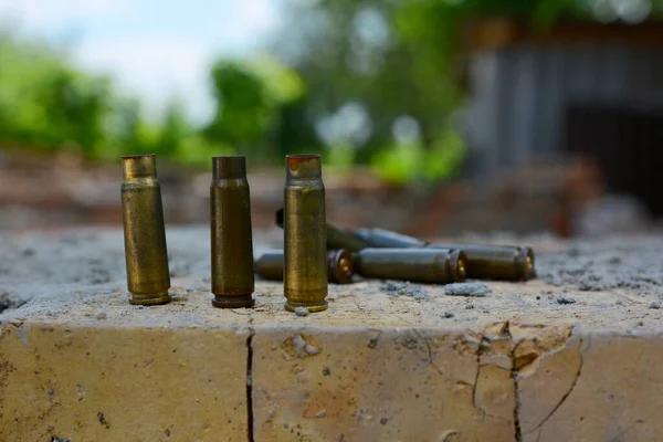 ウクライナ ドネツク地域 2020年6月29日 対テロ作戦地域のレンガ壁に空の機関銃カートリッジ — ストック写真