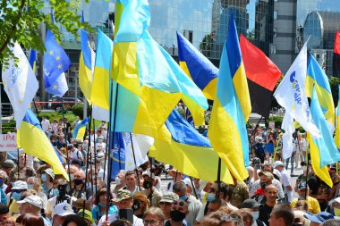 KYIV, UKRAINE - 1 Temmuz 2020: Petro Poroshenko 'yu destekleyenler Pechersky bölge mahkemesinde pankart ve bayraklarla protesto ediyorlar. Eski Ukrayna Cumhurbaşkanı Petro Poroshenko, Avrupa Dayanışma Partisi lideri şimdi Ukrayna milletvekili,