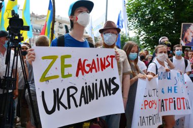 KYIV, UKRAINE - 1 Temmuz 2020: Petro Poroshenko 'yu destekleyenler Pechersky bölge mahkemesinde pankart ve bayraklarla protesto ediyorlar. Eski Ukrayna Cumhurbaşkanı Petro Poroshenko, Avrupa Dayanışma Partisi lideri şimdi Ukrayna milletvekili,