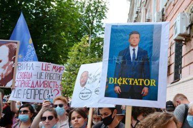 KYIV, UKRAINE - 1 Temmuz 2020: Petro Poroshenko 'yu destekleyenler Pechersky bölge mahkemesinde pankart ve bayraklarla protesto ediyorlar. Eski Ukrayna Cumhurbaşkanı Petro Poroshenko, Avrupa Dayanışma Partisi lideri şimdi Ukrayna milletvekili,