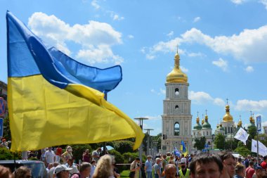 KYIV, UKRAINE - 1 Temmuz 2020: Petro Poroshenko 'yu destekleyenler Pechersky bölge mahkemesinde pankart ve bayraklarla protesto ediyorlar. Eski Ukrayna Cumhurbaşkanı Petro Poroshenko, Avrupa Dayanışma Partisi lideri şimdi Ukrayna milletvekili,