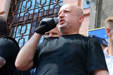 KYIV, UKRAINE - 1 Temmuz 2020: Oleksandr Turchynov Pechersk bölge mahkemesinin dışındaki mikrofona konuştu ve Serhii Semochko 'nun atanması durumunda Petro Poroshenko' ya kısıtlama tedbirlerini belirleyecek.