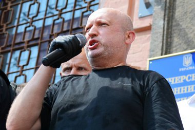 KYIV, UKRAINE - 1 Temmuz 2020: Oleksandr Turchynov Pechersk bölge mahkemesinin dışındaki mikrofona konuştu ve Serhii Semochko 'nun atanması durumunda Petro Poroshenko' ya kısıtlama tedbirlerini belirleyecek.
