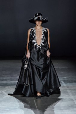 KYIV, UKRAINE - 1 Şubat 2020: Model Ukrayna 'nın başkenti Kyiv' deki Mystetskyi Arsenal 'de Ukrayna Moda Haftası sırasında Gasanova' nın bir eserini sunar