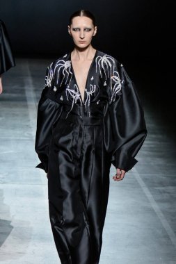 KYIV, UKRAINE - 1 Şubat 2020: Model Ukrayna 'nın başkenti Kyiv' deki Mystetskyi Arsenal 'de Ukrayna Moda Haftası sırasında Gasanova' nın bir eserini sunar