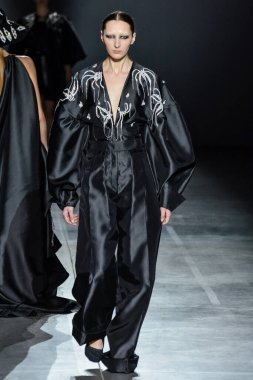 KYIV, UKRAINE - 1 Şubat 2020: Model Ukrayna 'nın başkenti Kyiv' deki Mystetskyi Arsenal 'de Ukrayna Moda Haftası sırasında Gasanova' nın bir eserini sunar