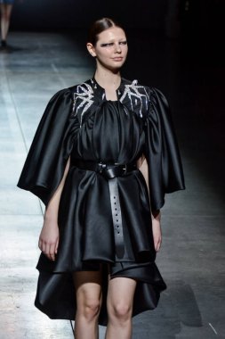 KYIV, UKRAINE - 1 Şubat 2020: Model Ukrayna 'nın başkenti Kyiv' deki Mystetskyi Arsenal 'de Ukrayna Moda Haftası sırasında Gasanova' nın bir eserini sunar