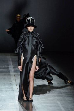 KYIV, UKRAINE - 1 Şubat 2020: Model Ukrayna 'nın başkenti Kyiv' deki Mystetskyi Arsenal 'de Ukrayna Moda Haftası sırasında Gasanova' nın bir eserini sunar