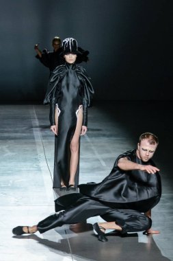 KYIV, UKRAINE - 1 Şubat 2020: Model Ukrayna 'nın başkenti Kyiv' deki Mystetskyi Arsenal 'de Ukrayna Moda Haftası sırasında Gasanova' nın bir eserini sunar