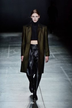 KYIV, UKRAINE - 1 Şubat 2020: Model Ukrayna 'nın başkenti Kyiv' deki Mystetskyi Arsenal 'de Ukrayna Moda Haftası sırasında tasarımcı Elena Burenina' nın bir eserini sunar