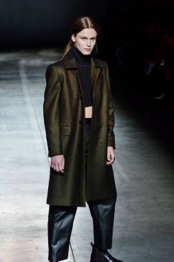 KYIV, UKRAINE - 1 Şubat 2020: Model Ukrayna 'nın başkenti Kyiv' deki Mystetskyi Arsenal 'de Ukrayna Moda Haftası sırasında tasarımcı Elena Burenina' nın bir eserini sunar