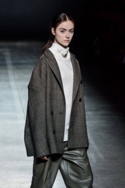 KYIV, UKRAINE - 1 Şubat 2020: Model Ukrayna 'nın başkenti Kyiv' deki Mystetskyi Arsenal 'de Ukrayna Moda Haftası sırasında tasarımcı Elena Burenina' nın bir eserini sunar