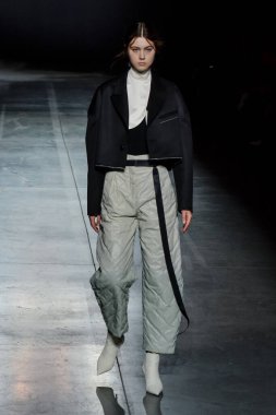 KYIV, UKRAINE - 1 Şubat 2020: Model Ukrayna 'nın başkenti Kyiv' deki Mystetskyi Arsenal 'de Ukrayna Moda Haftası sırasında tasarımcı Elena Burenina' nın bir eserini sunar