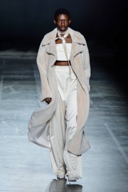 KYIV, UKRAINE - 1 Şubat 2020: Model Ukrayna 'nın başkenti Kyiv' deki Mystetskyi Arsenal 'de Ukrayna Moda Haftası sırasında tasarımcı Elena Burenina' nın bir eserini sunar