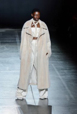 KYIV, UKRAINE - 1 Şubat 2020: Model Ukrayna 'nın başkenti Kyiv' deki Mystetskyi Arsenal 'de Ukrayna Moda Haftası sırasında tasarımcı Elena Burenina' nın bir eserini sunar