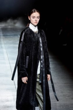 KYIV, UKRAINE - 1 Şubat 2020: Model Ukrayna 'nın başkenti Kyiv' deki Mystetskyi Arsenal 'de Ukrayna Moda Haftası sırasında tasarımcı Elena Burenina' nın bir eserini sunar