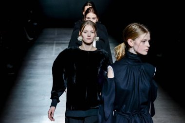 KYIV, UKRAINE - 1 Şubat 2020: Model Ukrayna 'nın başkenti Kyiv' deki Mystetskyi Arsenal 'de Ukrayna Moda Haftası sırasında tasarımcı Elena Burenina' nın bir eserini sunar