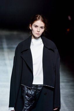 KYIV, UKRAINE - 1 Şubat 2020: Model Ukrayna 'nın başkenti Kyiv' deki Mystetskyi Arsenal 'de Ukrayna Moda Haftası sırasında tasarımcı Elena Burenina' nın bir eserini sunar