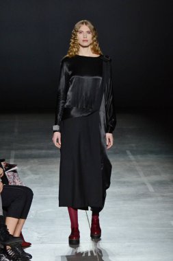 KYIV, UKRAINE - 1 Şubat 2020: Model Ukrayna 'nın başkenti Kyiv' deki Mystetskyi Arsenal 'de Ukrayna Moda Haftası sırasında tasarımcı Yuliya Kros' un bir eserini sunar