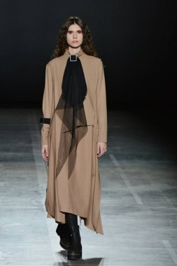 KYIV, UKRAINE - 1 Şubat 2020: Model Ukrayna 'nın başkenti Kyiv' deki Mystetskyi Arsenal 'de Ukrayna Moda Haftası sırasında tasarımcı Yuliya Kros' un bir eserini sunar