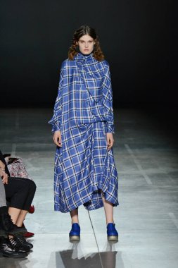 KYIV, UKRAINE - 1 Şubat 2020: Model Ukrayna 'nın başkenti Kyiv' deki Mystetskyi Arsenal 'de Ukrayna Moda Haftası sırasında tasarımcı Yuliya Kros' un bir eserini sunar