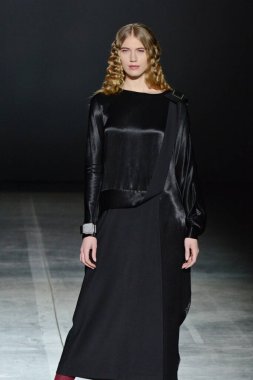 KYIV, UKRAINE - 1 Şubat 2020: Model Ukrayna 'nın başkenti Kyiv' deki Mystetskyi Arsenal 'de Ukrayna Moda Haftası sırasında tasarımcı Yuliya Kros' un bir eserini sunar