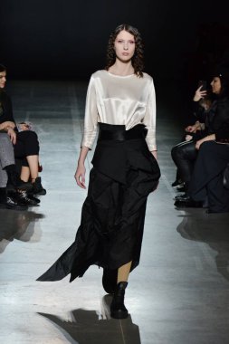 KYIV, UKRAINE - 1 Şubat 2020: Model Ukrayna 'nın başkenti Kyiv' deki Mystetskyi Arsenal 'de Ukrayna Moda Haftası sırasında tasarımcı Yuliya Kros' un bir eserini sunar