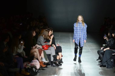 KYIV, UKRAINE - 1 Şubat 2020: Model Ukrayna 'nın başkenti Kyiv' deki Mystetskyi Arsenal 'de Ukrayna Moda Haftası sırasında tasarımcı Yuliya Kros' un bir eserini sunar