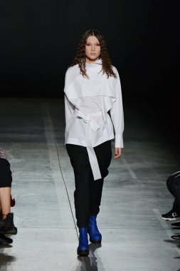 KYIV, UKRAINE - 1 Şubat 2020: Model Ukrayna 'nın başkenti Kyiv' deki Mystetskyi Arsenal 'de Ukrayna Moda Haftası sırasında tasarımcı Yuliya Kros' un bir eserini sunar