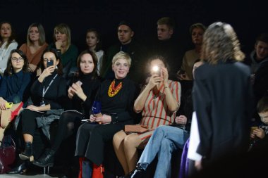 KYIV, UKRAINE - 1 Şubat 2020: Model Ukrayna 'nın başkenti Kyiv' deki Mystetskyi Arsenal 'de Ukrayna Moda Haftası sırasında tasarımcı Yuliya Kros' un bir eserini sunar