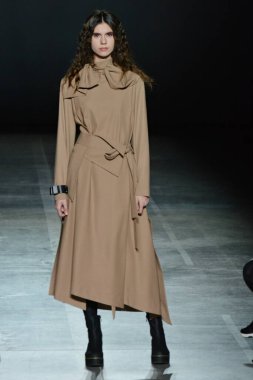 KYIV, UKRAINE - 1 Şubat 2020: Model Ukrayna 'nın başkenti Kyiv' deki Mystetskyi Arsenal 'de Ukrayna Moda Haftası sırasında tasarımcı Yuliya Kros' un bir eserini sunar