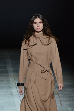 KYIV, UKRAINE - 1 Şubat 2020: Model Ukrayna 'nın başkenti Kyiv' deki Mystetskyi Arsenal 'de Ukrayna Moda Haftası sırasında tasarımcı Yuliya Kros' un bir eserini sunar