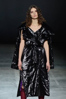 KYIV, UKRAINE - 1 Şubat 2020: Model Ukrayna 'nın başkenti Kyiv' deki Mystetskyi Arsenal 'de Ukrayna Moda Haftası sırasında tasarımcı Yuliya Kros' un bir eserini sunar