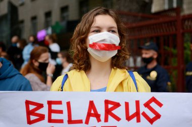 KYIV, UKRAINE - 13 AĞUSTOS 2020: Aktivistler Kyiv 'deki Belarus Büyükelçiliği yakınlarındaki protestolara destek için bir miting düzenlediler ve Alexander Lukashenko' nun istifasını talep ettiler.