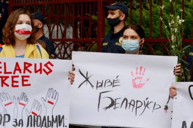 KYIV, UKRAINE - 13 AĞUSTOS 2020: Aktivistler Kyiv 'deki Belarus Büyükelçiliği yakınlarındaki protestolara destek için bir miting düzenlediler ve Alexander Lukashenko' nun istifasını talep ettiler.