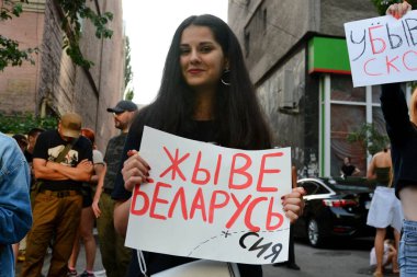 KYIV, UKRAINE - 10 AĞUSTOS 2020: Beyaz Rusya Büyükelçiliği yakınlarındaki Beyaz Rusya ve aktivistler, 9 Ağustos 'ta yapılan cumhurbaşkanlığı seçimlerinden sonra Alexander Lukashenko' nun istifasını ve Beyaz Rusya 'daki protestoculara yönelik baskılara son verilmesini talep ediyor.