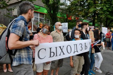 KYIV, UKRAINE - 10 AĞUSTOS 2020: Beyaz Rusya Büyükelçiliği yakınlarındaki Beyaz Rusya ve aktivistler, 9 Ağustos 'ta yapılan cumhurbaşkanlığı seçimlerinden sonra Alexander Lukashenko' nun istifasını ve Beyaz Rusya 'daki protestoculara yönelik baskılara son verilmesini talep ediyor.