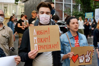 KYIV, UKRAINE - 10 AĞUSTOS 2020: Beyaz Rusya Büyükelçiliği yakınlarındaki Beyaz Rusya ve aktivistler, 9 Ağustos 'ta yapılan cumhurbaşkanlığı seçimlerinden sonra Alexander Lukashenko' nun istifasını ve Beyaz Rusya 'daki protestoculara yönelik baskılara son verilmesini talep ediyor.