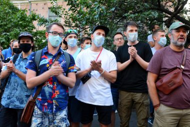 KYIV, UKRAINE - 10 AĞUSTOS 2020: Beyaz Rusya Büyükelçiliği yakınlarındaki Beyaz Rusya ve aktivistler, 9 Ağustos 'ta yapılan cumhurbaşkanlığı seçimlerinden sonra Alexander Lukashenko' nun istifasını ve Beyaz Rusya 'daki protestoculara yönelik baskılara son verilmesini talep ediyor.