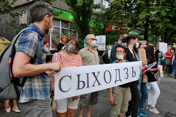 KYIV, UKRAINE - 10 AĞUSTOS 2020: Beyaz Rusya Büyükelçiliği yakınlarındaki Beyaz Rusya ve aktivistler, 9 Ağustos 'ta yapılan cumhurbaşkanlığı seçimlerinden sonra Alexander Lukashenko' nun istifasını ve Beyaz Rusya 'daki protestoculara yönelik baskılara son verilmesini talep ediyor.