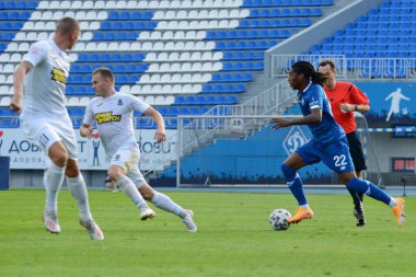 FC Dinamo Kyiv 'in Gerson Rodrigues (R) 21 Ağustos 2020 tarihinde Ukrayna' nın başkenti Kyiv 'de FC Olimpik Donetsk ile oynanan karşılaşma sırasında oynadığı maç sırasında