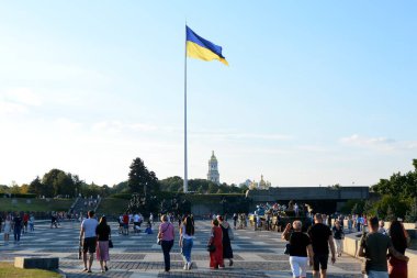 Ukrayna 'nın en büyük bayrağı, 22 Ağustos 2020 Cumartesi günü Ukrayna' nın başkenti Kyiv 'de Anavatan Anıtı' nın kurulduğu Bayrak Günü arifesinde şehrin yaklaşık 90 metre üzerinde dalgalanmaktadır. Ukrayna, 23 Ağustos 'ta Devlet Bayrak Günü' nü kutladı.