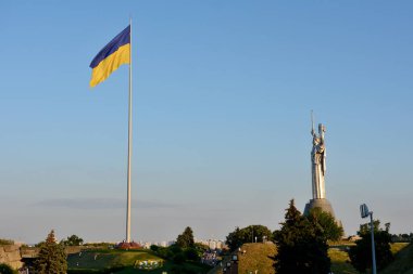Ukrayna 'nın en büyük bayrağı, 22 Ağustos 2020 Cumartesi günü Ukrayna' nın başkenti Kyiv 'de Anavatan Anıtı' nın kurulduğu Bayrak Günü arifesinde şehrin yaklaşık 90 metre üzerinde dalgalanmaktadır. Ukrayna, 23 Ağustos 'ta Devlet Bayrak Günü' nü kutladı.