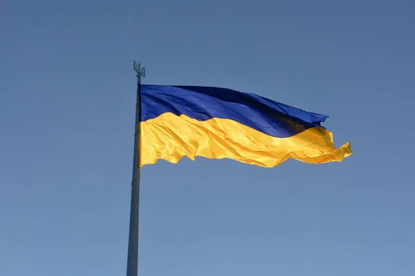 Maior Bandeira Ucrânia Voa Cerca Metros Acima Cidade Como Foi — Fotografia de Stock