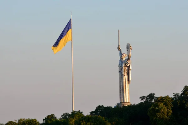 Największa Flaga Ukrainy Powiewa Około Metrów Nad Miastem Ponieważ Została — Zdjęcie stockowe