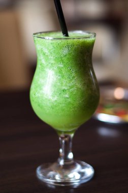 Güler yüzlü kivi hamuru ile kokteyl